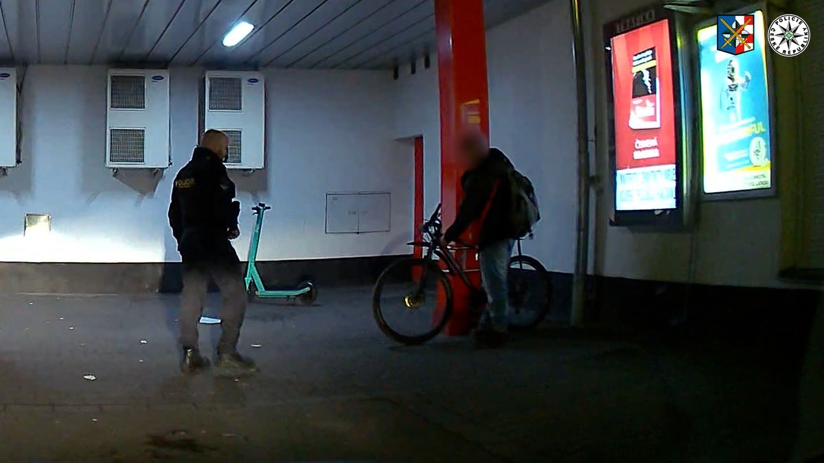 Muž na kole po Olomouci rozvážel drogy ozbrojený plynovou pistolí